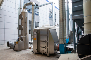 带喷淋塔的废气处理设备