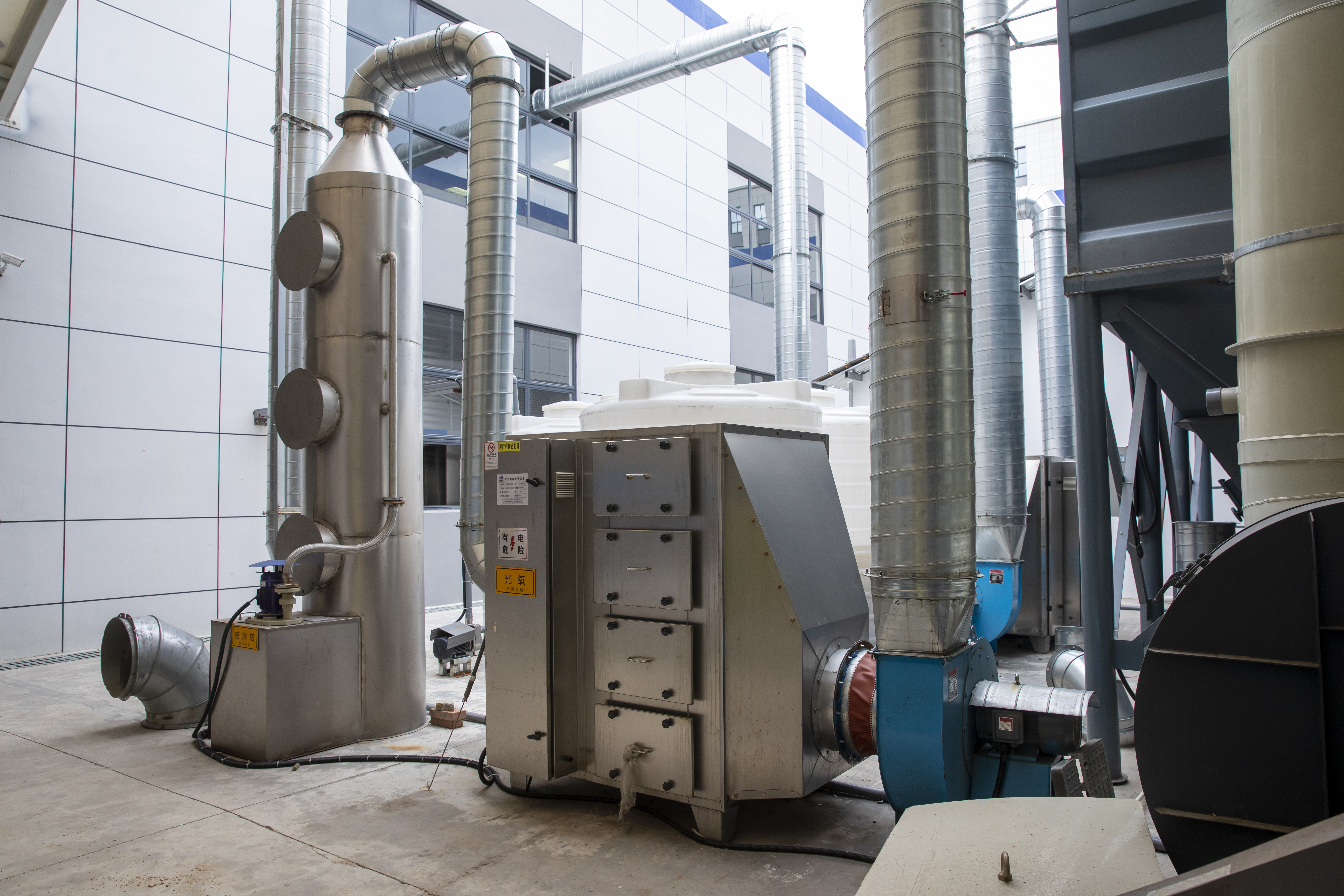 带喷淋塔的废气处理设备